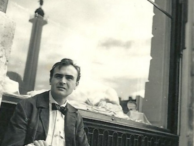 Cattafi in uno scatto preso a Parigi, verso la fine degli anni '40.
